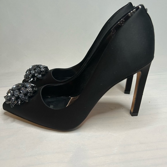 TED BAKER- Brayden Brooch Detail Courts Heels (NWOT) US Size 5.5 EU Size 35 - Picture 3 of 11